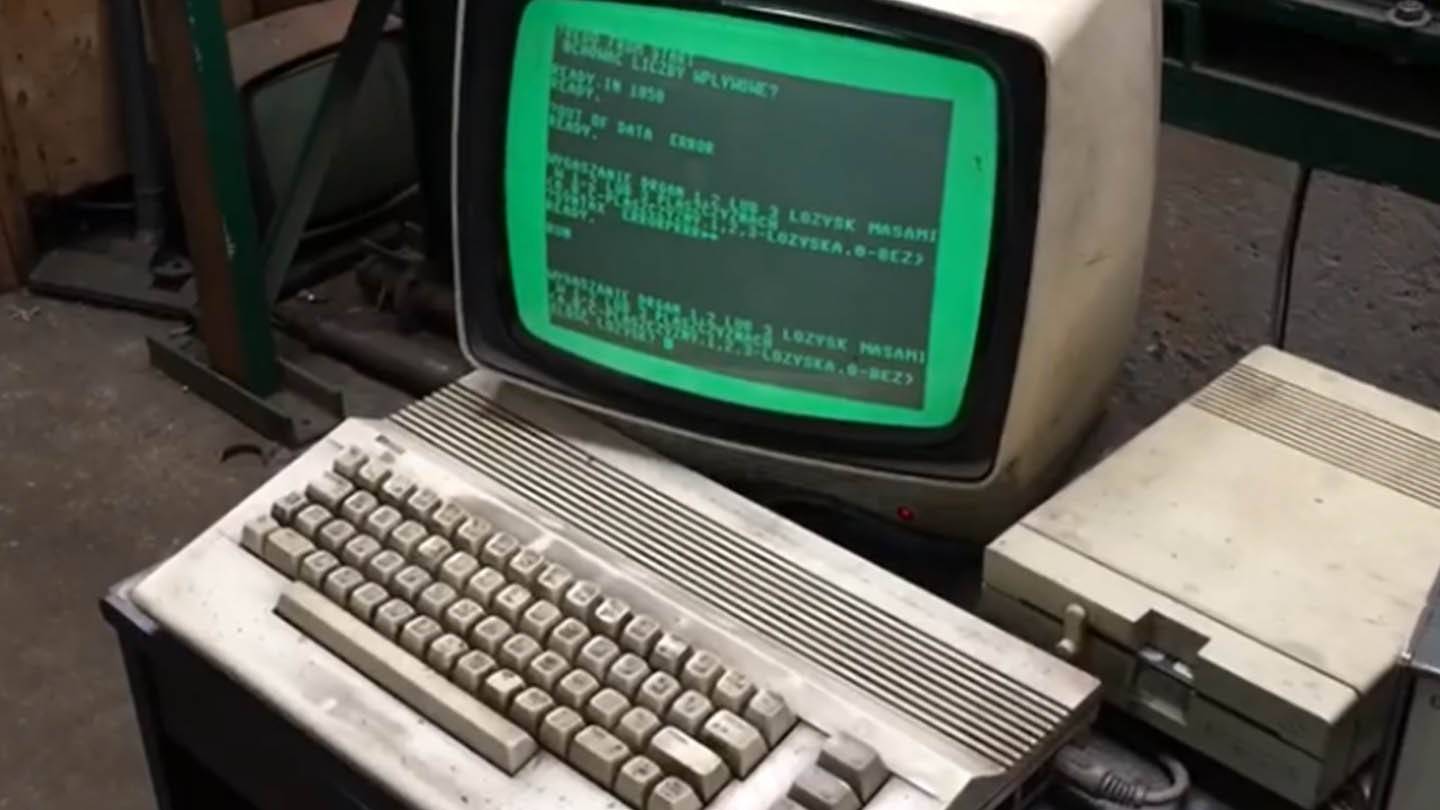 汽車維修廠內的Commodore 64