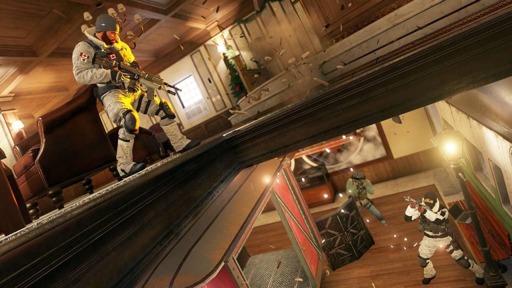 Rainbow Six Siege, với hai người lính bắn lên ở một người khác.