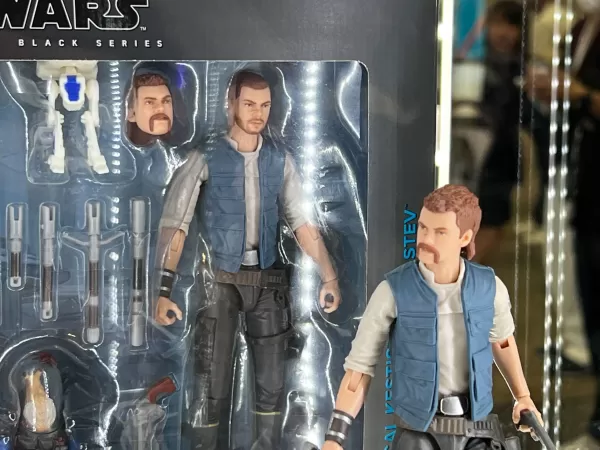 收藏家仔細檢視新產品